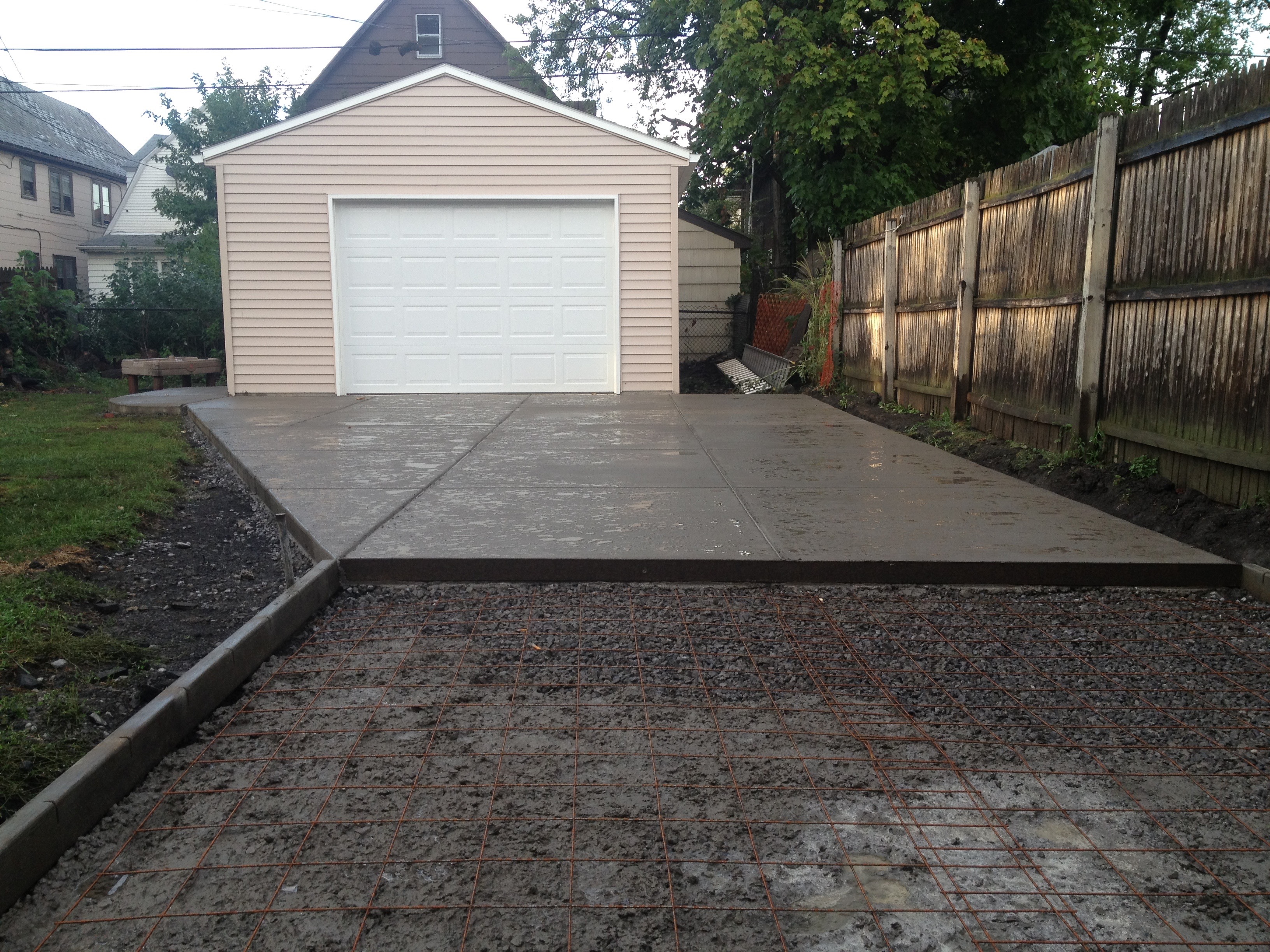 Detached Garage & Driveway