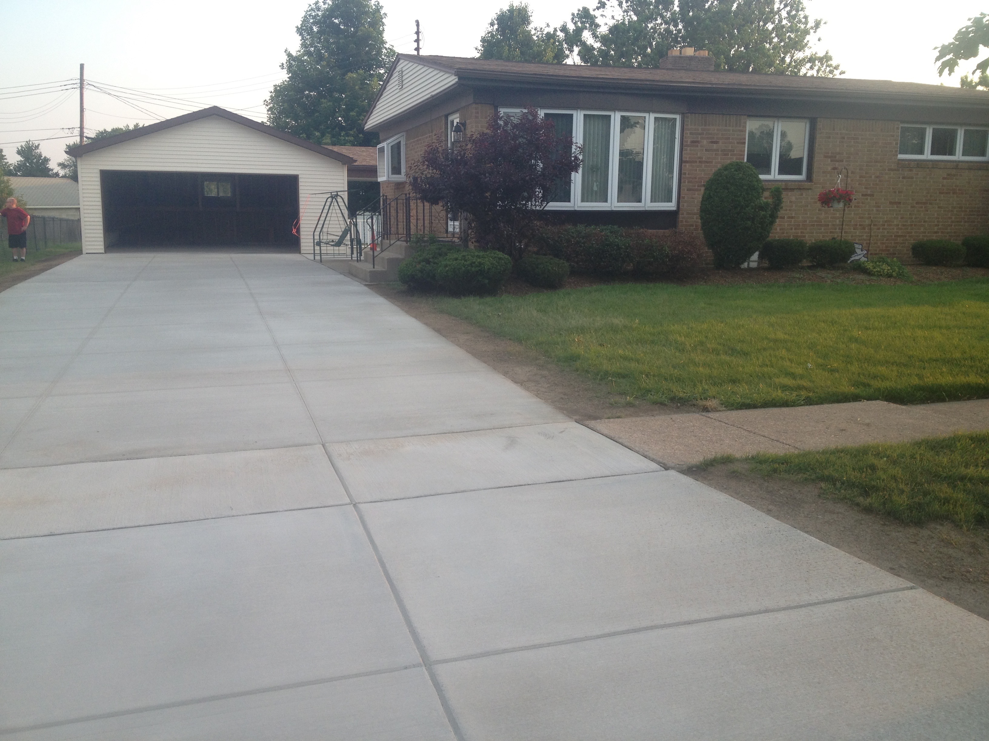 Detached Garage & Concrete Driveway Yorktown